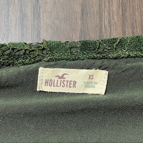HOLLISTER Green Lace Off-the-Shoulder Top - Picture 3 of 3